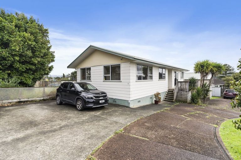 Photo of property in 17 Roick Parade, Glen Eden, Auckland, 0602