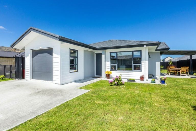 Photo of property in 16 Whitten Way, Wallaceville, Upper Hutt, 5018
