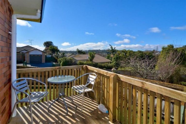 Photo of property in 2 Plumstead Rise, Glen Eden, Auckland, 0602