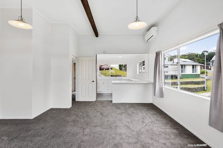 Photo of property in 5 Pimlico Place, Newlands, Wellington, 6037