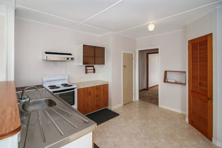 Photo of property in 15 Turakina Street, Merrilands, New Plymouth, 4312