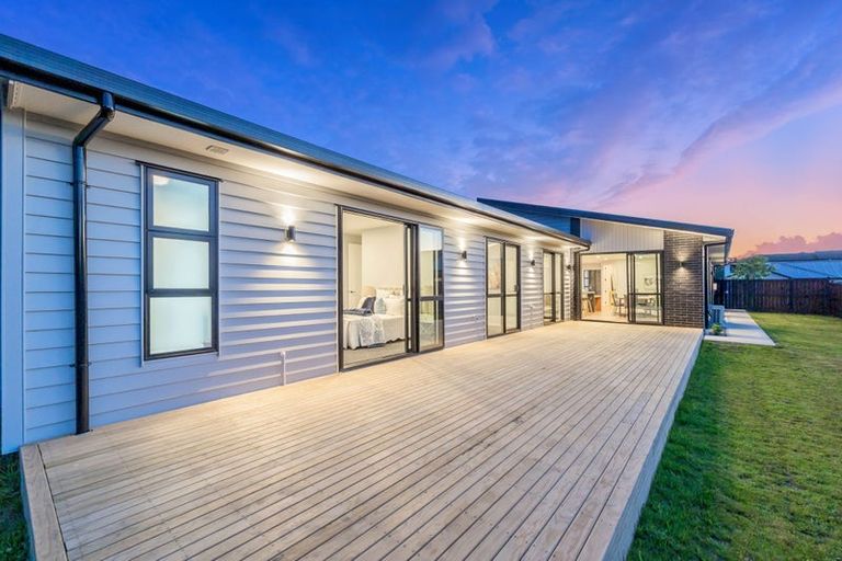 Photo of property in 18 Madden Avenue, Kumeu, 0810