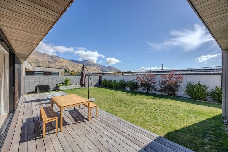 Photo of property in 18 Stackbrae Avenue, Wanaka, 9305