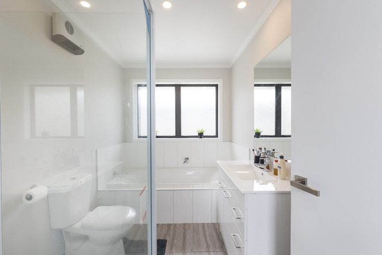 Photo of property in 4 Cyprus Place, Fitzherbert, Palmerston North, 4410