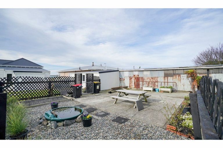 Photo of property in 220 Marine Parade, Bluff, 9814