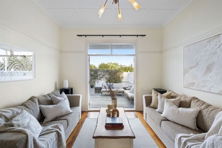 Photo of property in 1/49 Rawene Road, Birkenhead, Auckland, 0626