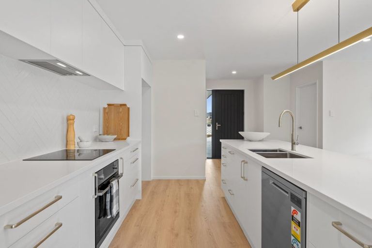 Photo of property in 2 Manatika Road, Karaka, Papakura, 2124