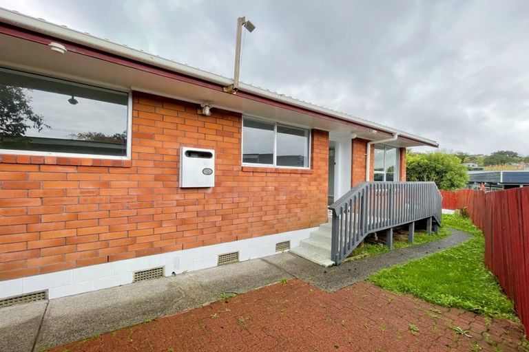 Photo of property in 2/82 Moore Street, Hillcrest, Auckland, 0627