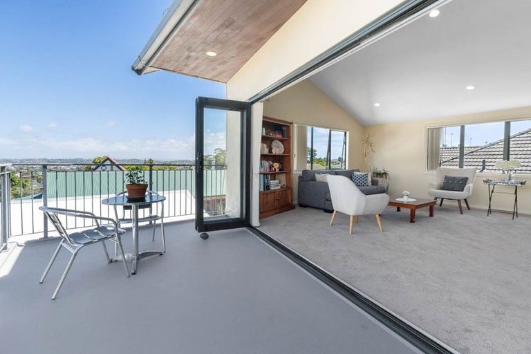 Photo of property in 2/230 East Coast Road, Forrest Hill, Auckland, 0620