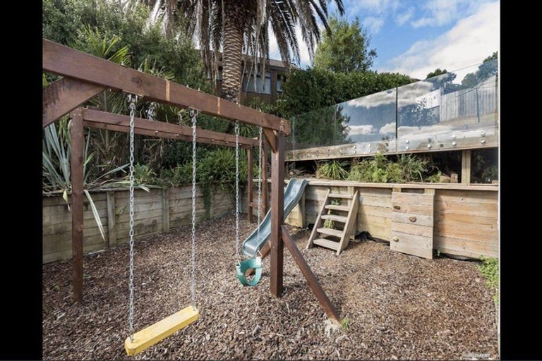 Photo of property in 1/324 Glenfield Road, Glenfield, Auckland, 0629