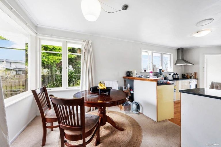 Photo of property in 81 Gloria Avenue, Te Atatu Peninsula, Auckland, 0610