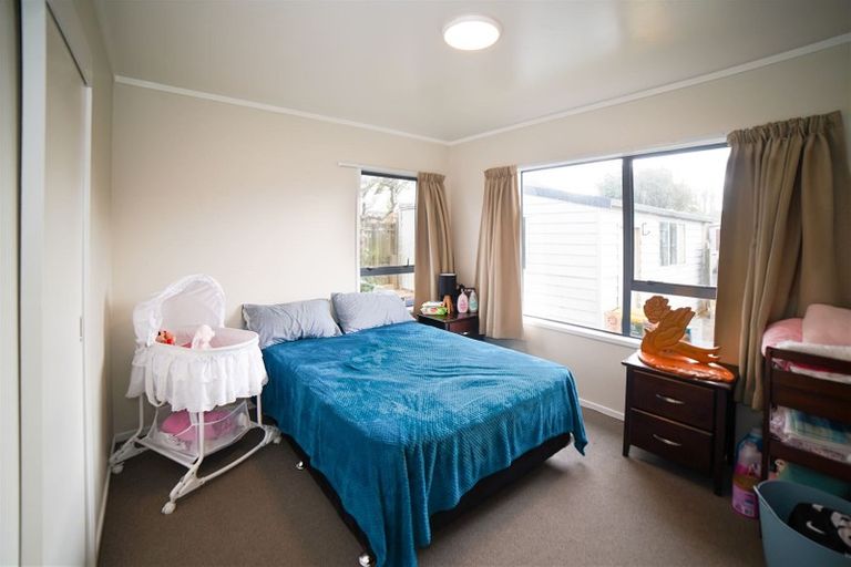 Photo of property in 2/73 Etherton Drive, Weymouth, Auckland, 2103