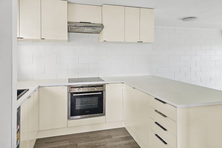 Photo of property in 15 Queen Mary Avenue, New Lynn, Auckland, 0600