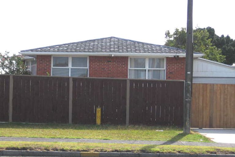 Photo of property in 585 Glenfield Road, Totara Vale, Auckland, 0629