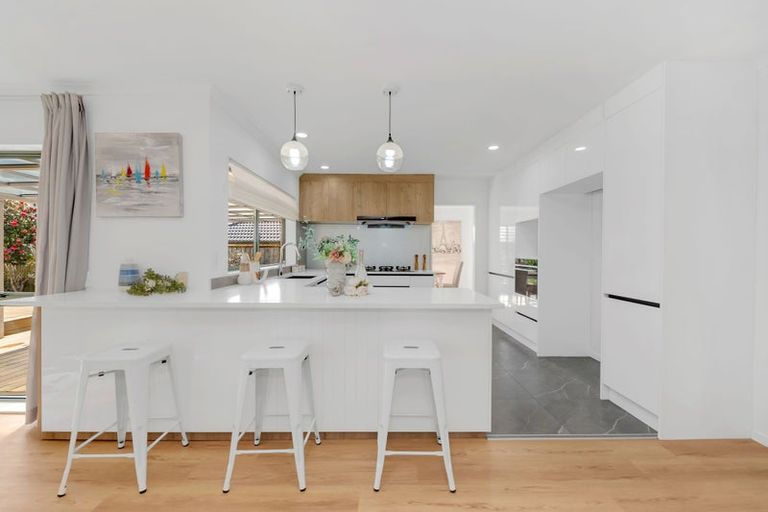 Photo of property in 5 Point View Link, East Tamaki Heights, Auckland, 2016