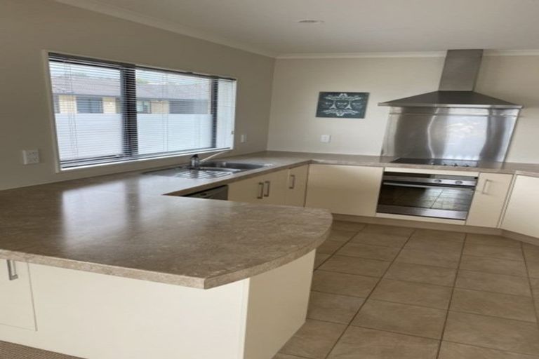 Photo of property in 36 Percy Kinsman Crescent, Riverstone Terraces, Upper Hutt, 5018