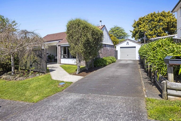 Photo of property in 1 Fairview Place, Westown, New Plymouth, 4310