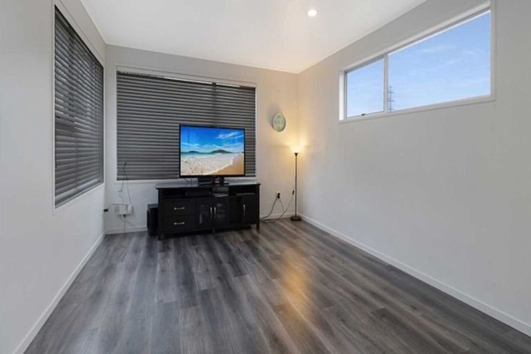 Photo of property in 62 Gallony Avenue, Massey, Auckland, 0614