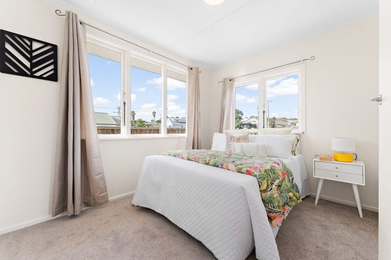 Photo of property in 9 Bay Street, Red Beach, 0932