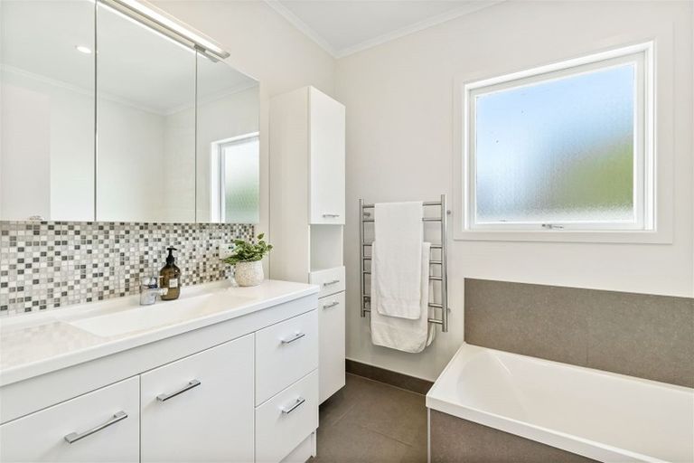 Photo of property in 2 Talavera Place, Te Atatu South, Auckland, 0602