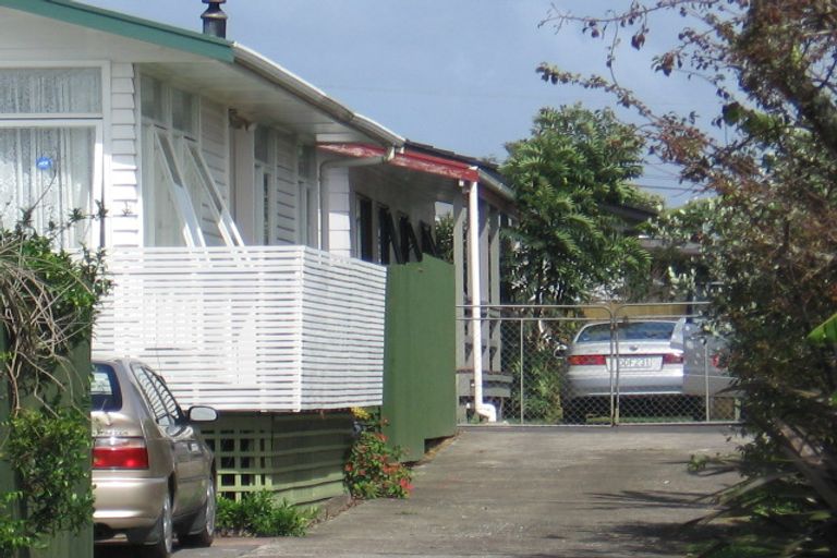 Photo of property in 2/28 Saint Leonards Road, Kelston, Auckland, 0602