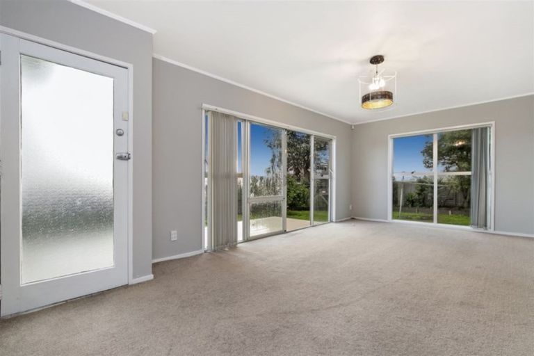 Photo of property in 2 Sunlands Drive, Manurewa, Auckland, 2102