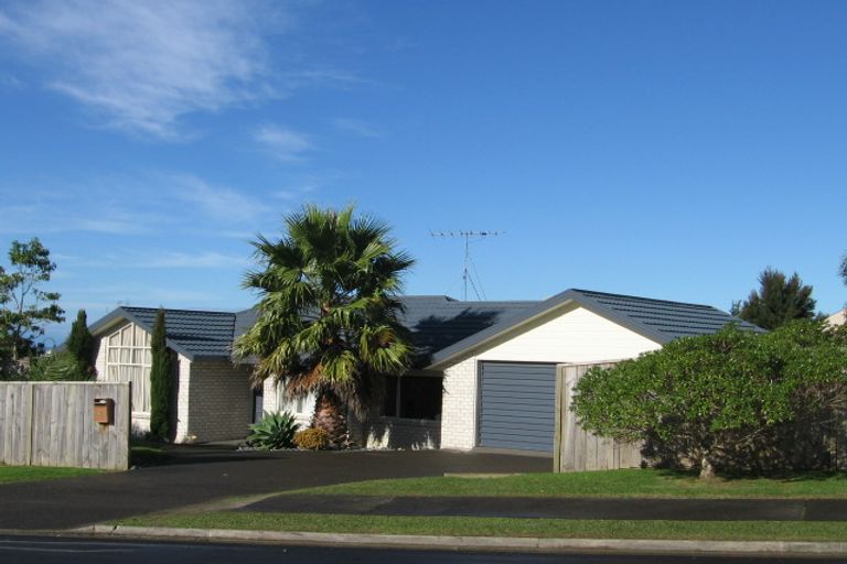 Photo of property in 51 Waldorf Crescent, Orewa, 0931