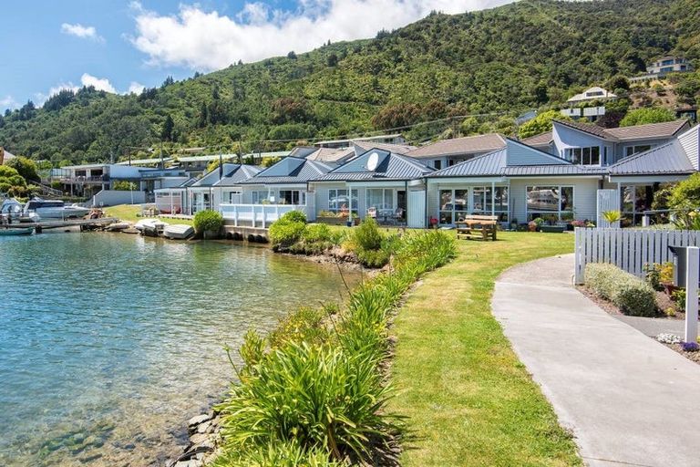 Photo of property in 53 Waikawa Bay, Picton, 7220