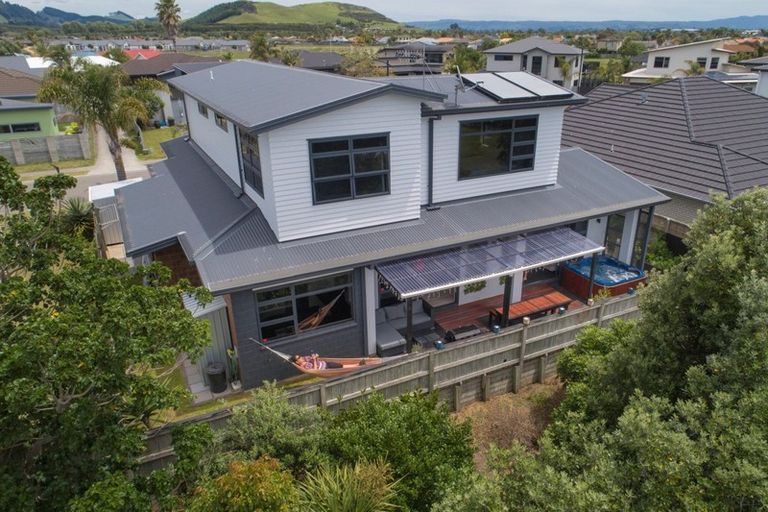 Photo of property in 6 Ella Place, Papamoa Beach, Papamoa, 3118