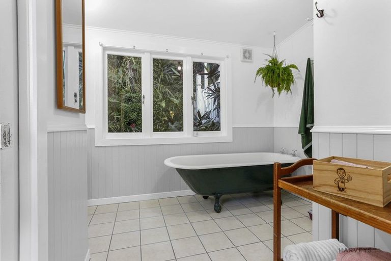 Photo of property in 1 Bush Road, Waiatarua, Auckland, 0604