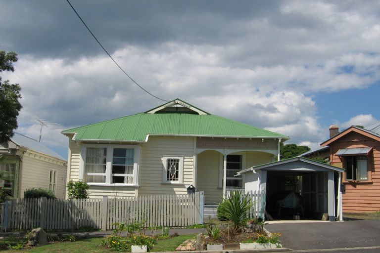 Photo of property in 28 Kiwi Road, Stanley Point, Auckland, 0624