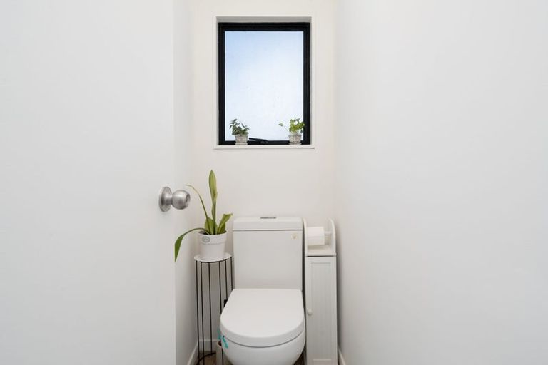 Photo of property in 3 Loughanure Place, Massey, Auckland, 0614