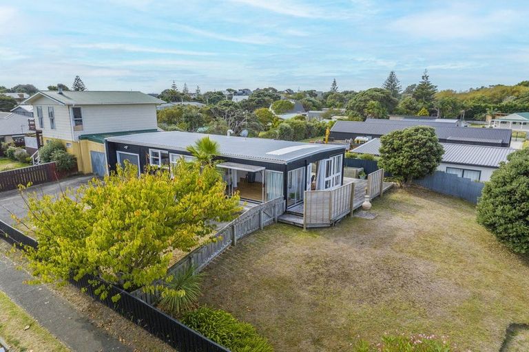Photo of property in 29 Titoki Road, Waikanae Beach, Waikanae, 5036