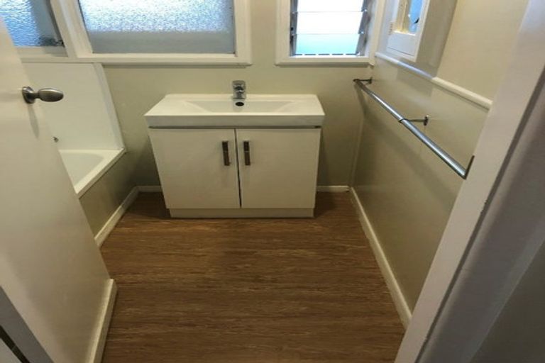 Photo of property in 1/47 Luckens Road, West Harbour, Auckland, 0618