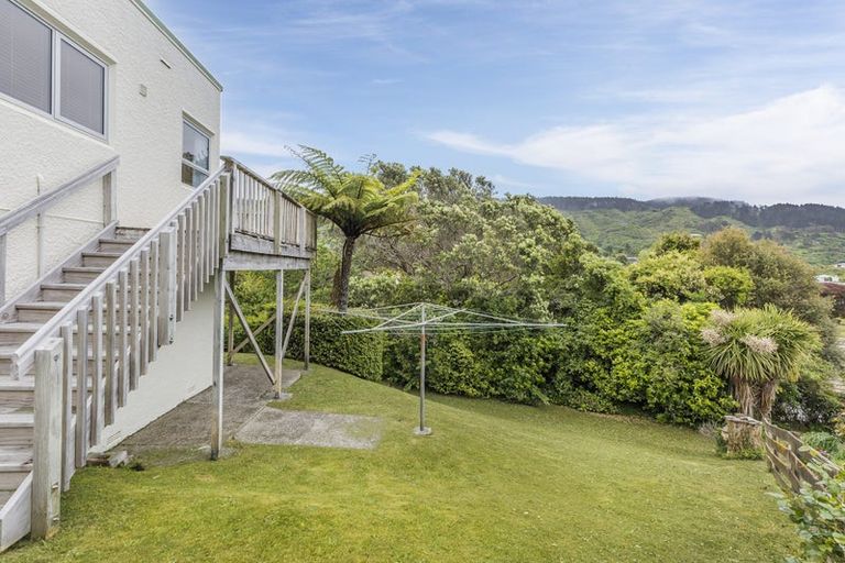 Photo of property in 5 Te Reinga View, Tawa, Wellington, 5028