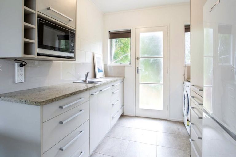 Photo of property in 2/20 Hinau Street, New Lynn, Auckland, 0600
