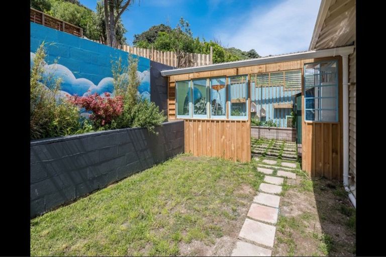 Photo of property in 175 Houghton Bay Road, Houghton Bay, Wellington, 6023