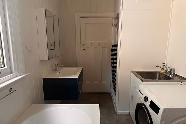 Photo of property in 186 Oriental Parade, Oriental Bay, Wellington, 6011