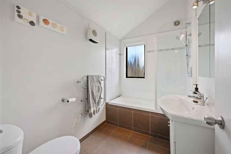 Photo of property in 2/1a Basilton Close, Bucklands Beach, Auckland, 2012