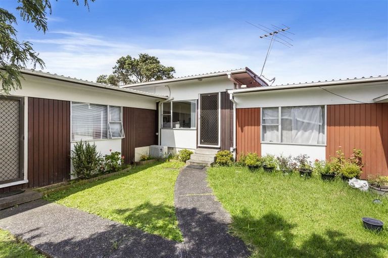 Photo of property in 3/94 Chivalry Road, Glenfield, Auckland, 0629