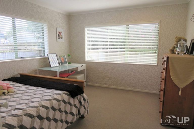 Photo of property in 22 Connemara Court, West Harbour, Auckland, 0618