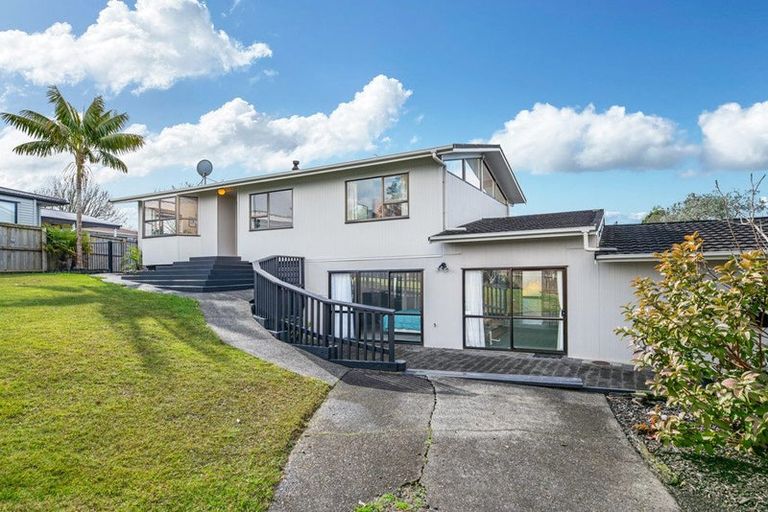 Photo of property in 3 Foyle Place, Glendene, Auckland, 0602