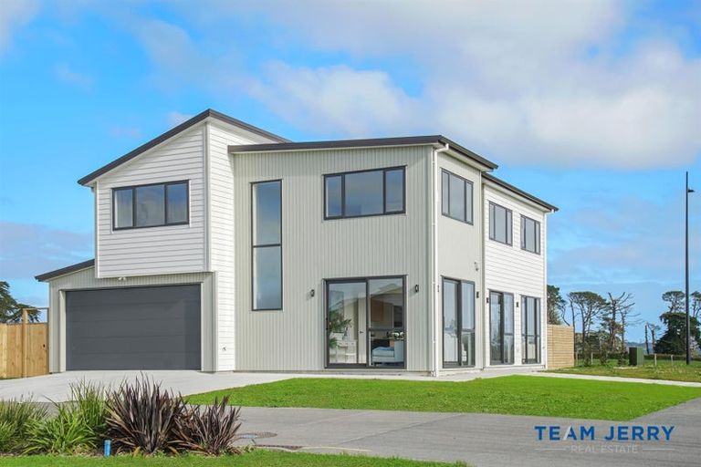 Photo of property in 1 Korowhiti Road, Clarks Beach, 2122