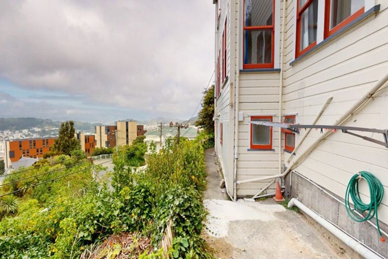 Photo of property in 88 Kelburn Parade, Kelburn, Wellington, 6012