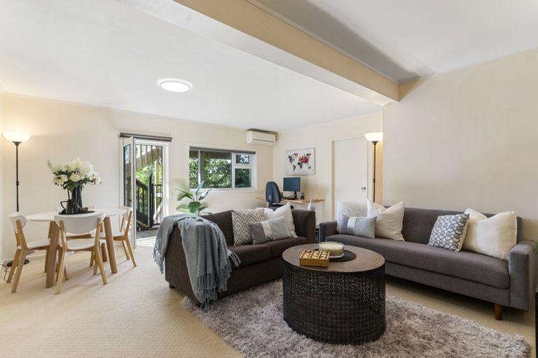 Photo of property in 5 Ravenwood Drive, Forrest Hill, Auckland, 0620