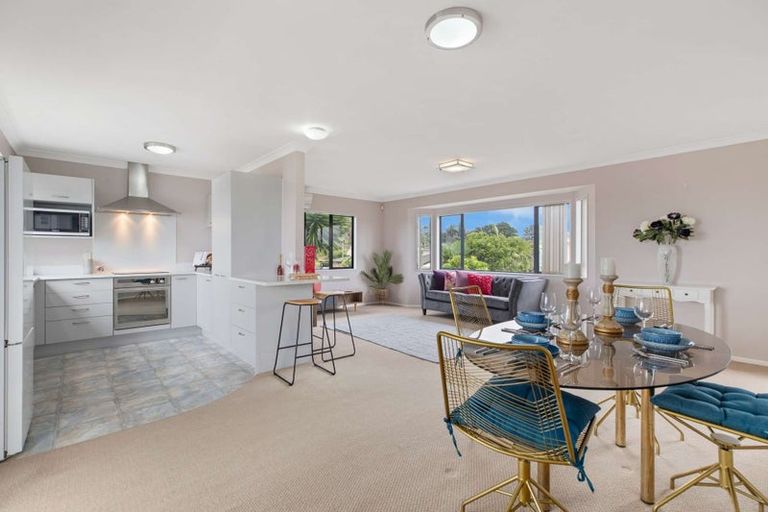 Photo of property in 5 Hocken Place, Mangere Bridge, Auckland, 2022