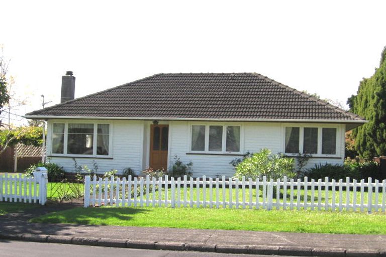 Photo of property in 4 Ward Crescent, Te Atatu Peninsula, Auckland, 0610