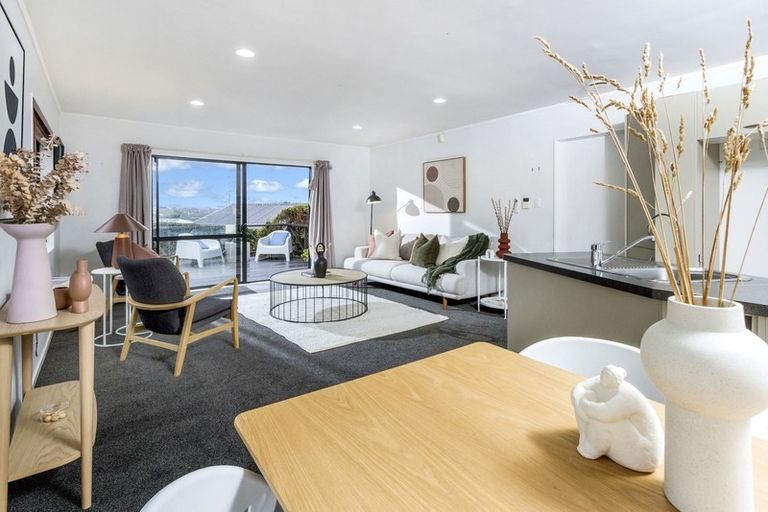 Photo of property in 2/23 Heathglen Place, Bayview, Auckland, 0629