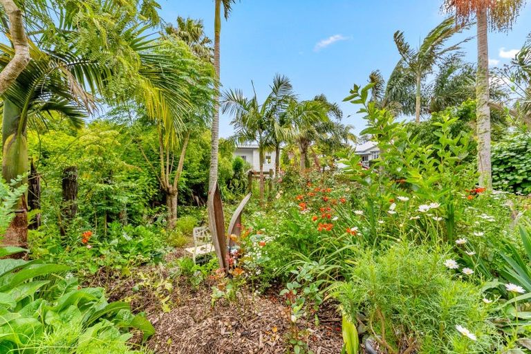 Photo of property in 4 Twin Wharf Road, Herald Island, Auckland, 0618