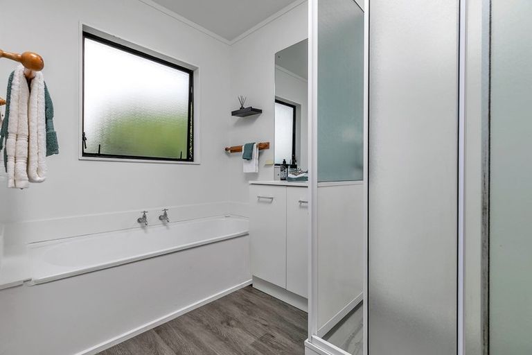 Photo of property in 2/19 Greenvalley Rise, Glenfield, Auckland, 0629